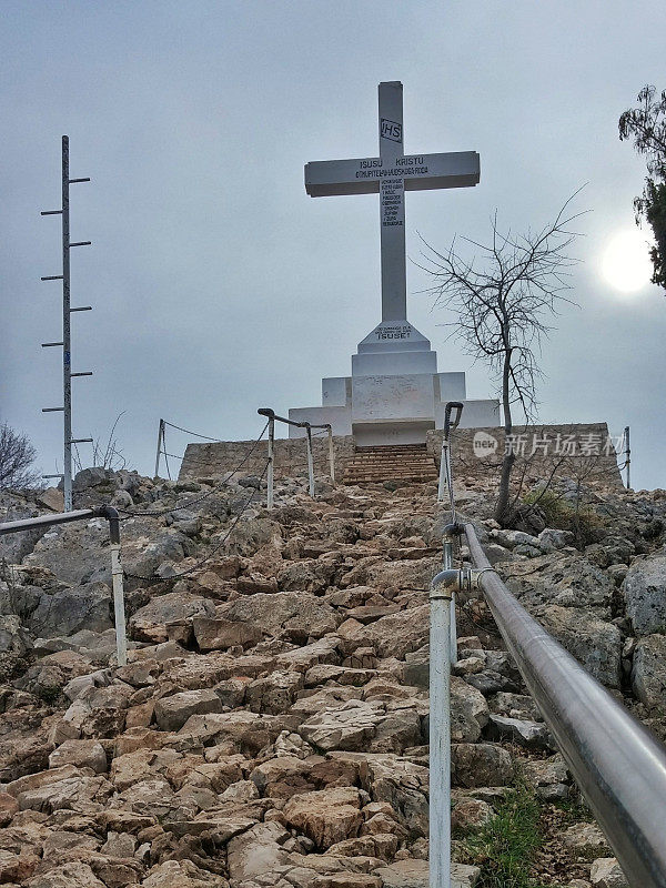 Cross Mountain, Mount Krizevac，乌云密布的天空，太阳，Medjugorje，波斯尼亚